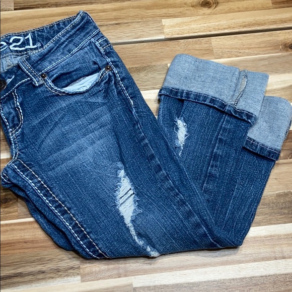 Distressed capris jeans - Picture 2 of 8